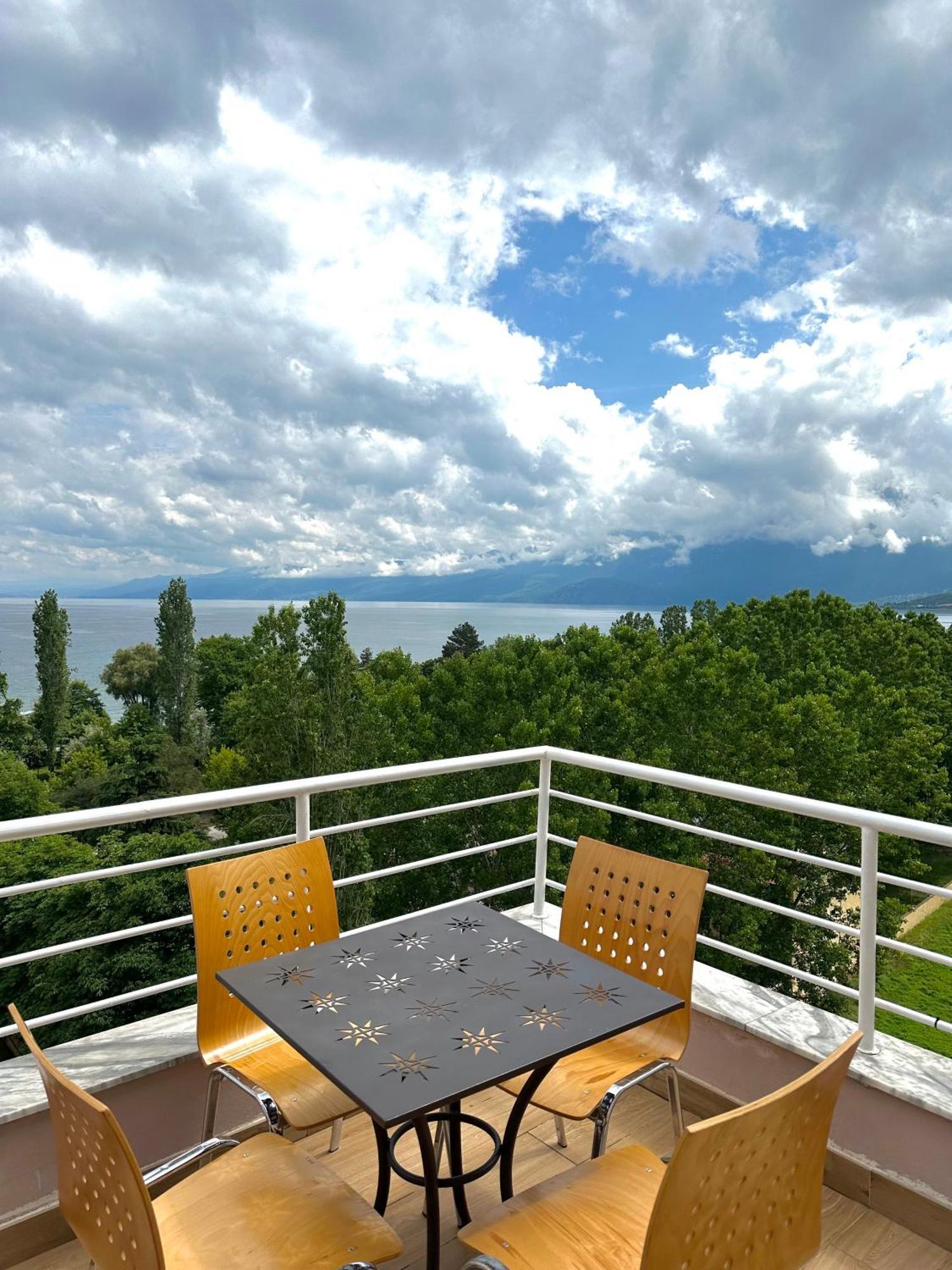 Luxury Lakeview In *